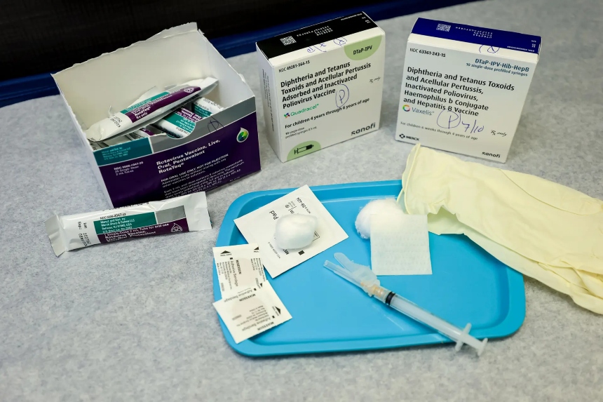 Las vacunas estándar se preparan en una consulta pediátrica de Coral Gables, Florida, el 12 de septiembre de 2025. El 5 de diciembre, el Comité Asesor sobre Prácticas de Inmunización (ACIP) anunció que había comenzado a revisar las sales de aluminio, un adyuvante presente en muchas vacunas recomendadas en Estados Unidos. (Joe Raedle/Getty Images)