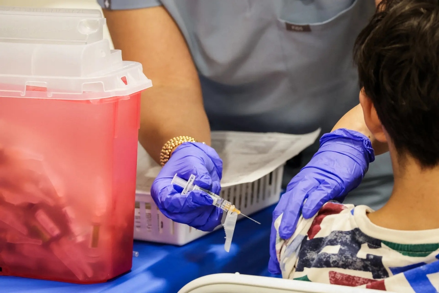Un niño recibe una vacuna en un centro de Los Ángeles el 24 de octubre de 2025. La Dra. Tracy Hoeg dijo a los miembros del ACIP que los niños de Estados Unidos reciben 5.9 miligramos de aluminio de las vacunas a los 2 años y 8 miligramos en la edad adulta, una cantidad mucho mayor que en Dinamarca. (Patrick T. Fallon/AFP vía Getty Images)