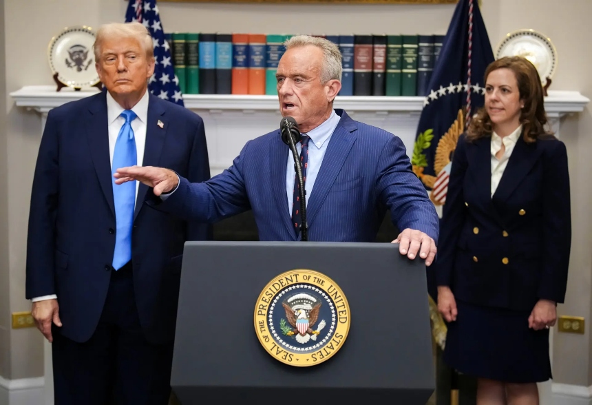 El secretario de Salud, Robert F. Kennedy Jr. (centro), responde preguntas en la Casa Blanca, el 22 de septiembre de 2025. Kennedy criticó recientemente los adyuvantes de aluminio, afirmando que causan inflamación y podrían contribuir a las alergias. (Andrew Harnik/Getty Images)