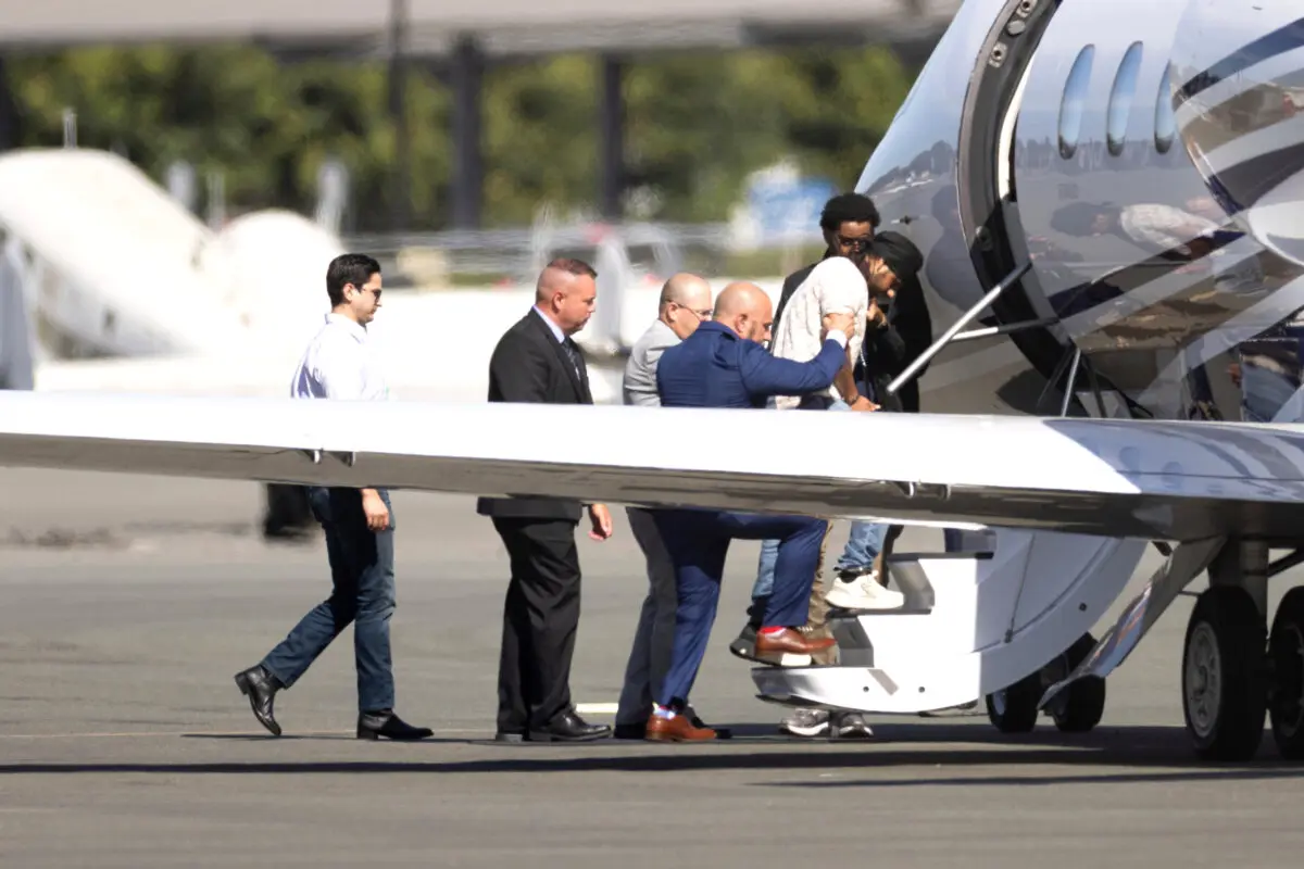 Harjinder Singh es escoltado a un avión por el vicegobernador de Florida, Jay Collins, y las fuerzas del orden en Stockton, California, el 21 de agosto de 2025. (Benjamin Fanjoy/AP Photo).