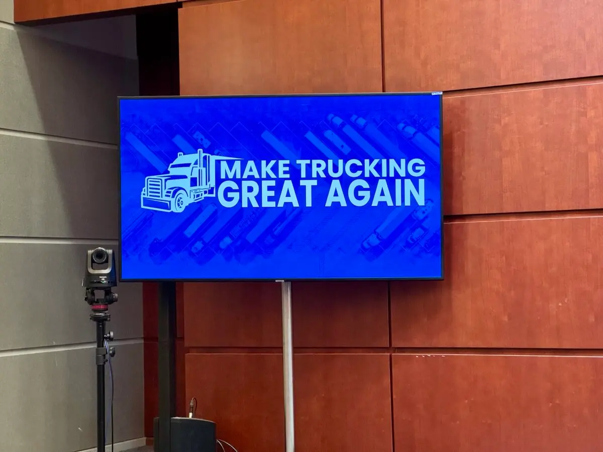 Un cartel en una rueda de prensa celebrada por el secretario de Transporte de Estados Unidos, Sean Duffy, en la sede del Departamento de Transporte en Washington el 30 de octubre de 2025. (Arjun Singh/The Epoch Times).