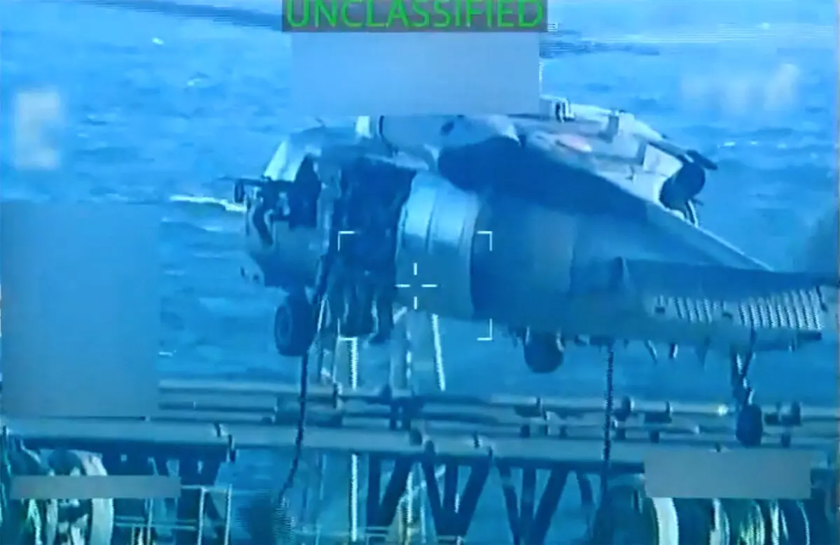 <em>Las fuerzas armadas estadounidenses descienden en rappel a un petrolero durante una redada descrita por la fiscal general de Estados Unidos, Pam Bondi, como su incautación por parte de Estados Unidos frente a las costas de Venezuela, el 10 de diciembre de 2025. (Fiscal general de Estados Unidos/Documento facilitado por Reuters)</em>