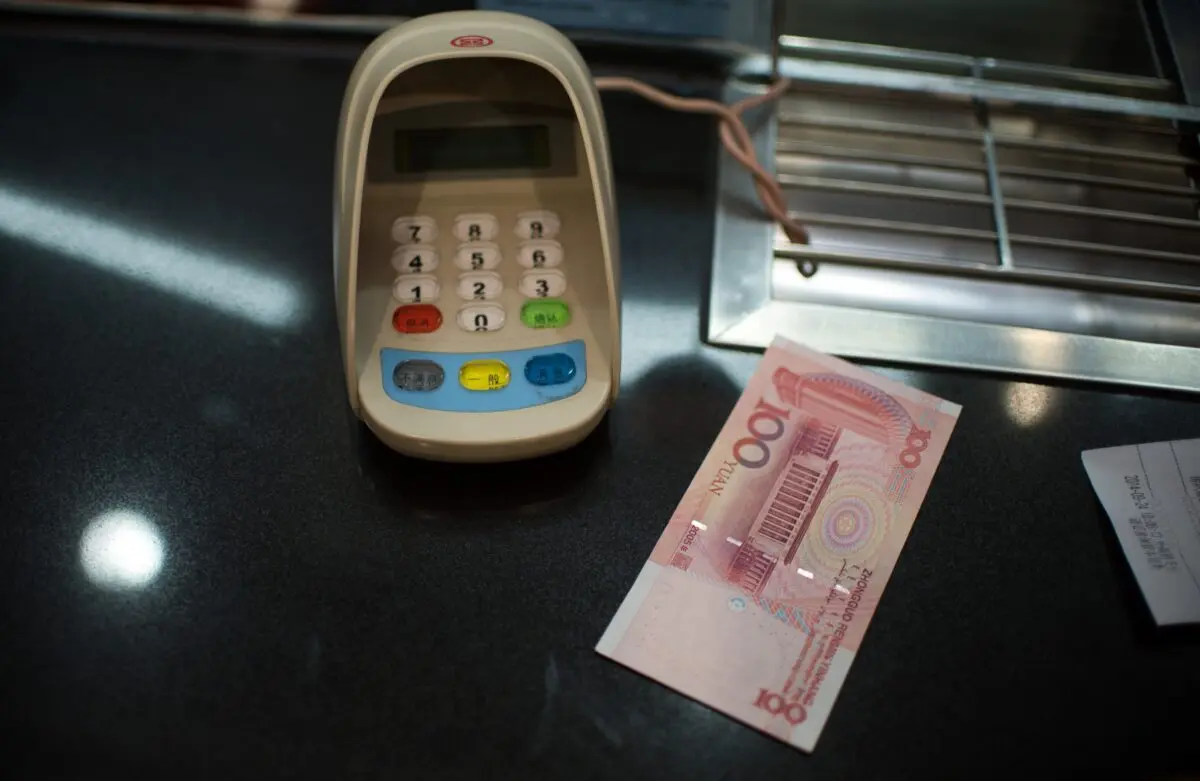 Un billete de 100 RMB en una sucursal del Banco Industrial y Comercial de China en la Zona Piloto de Libre Comercio de China, Shanghái durante un viaje de prensa el 24 de septiembre de 2014. (Johannes Eisele/AFP a través de Getty Images).