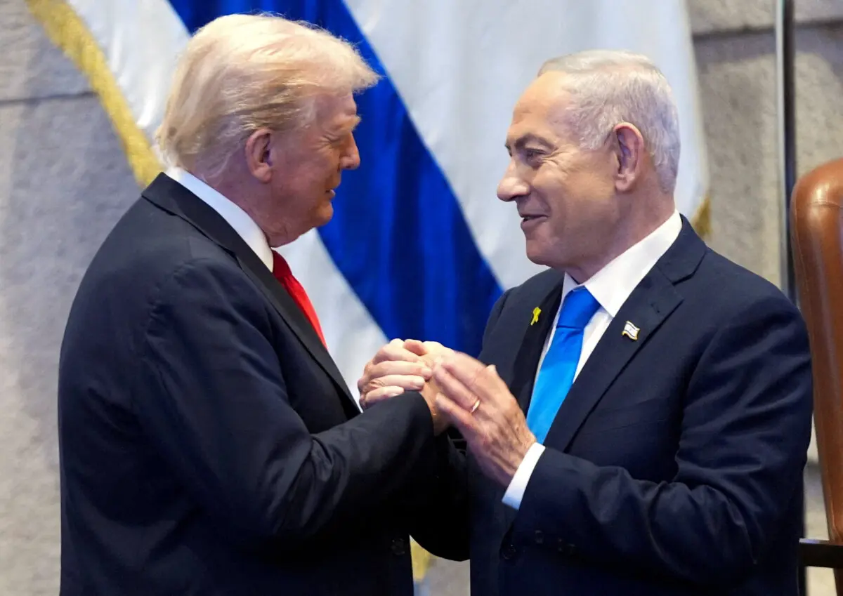 El presidente Donald Trump conversa con el primer ministro israelí, Benjamin Netanyahu, en la Knesset de Jerusalén el 13 de octubre de 2025. (Evan Vucci/Reuters).