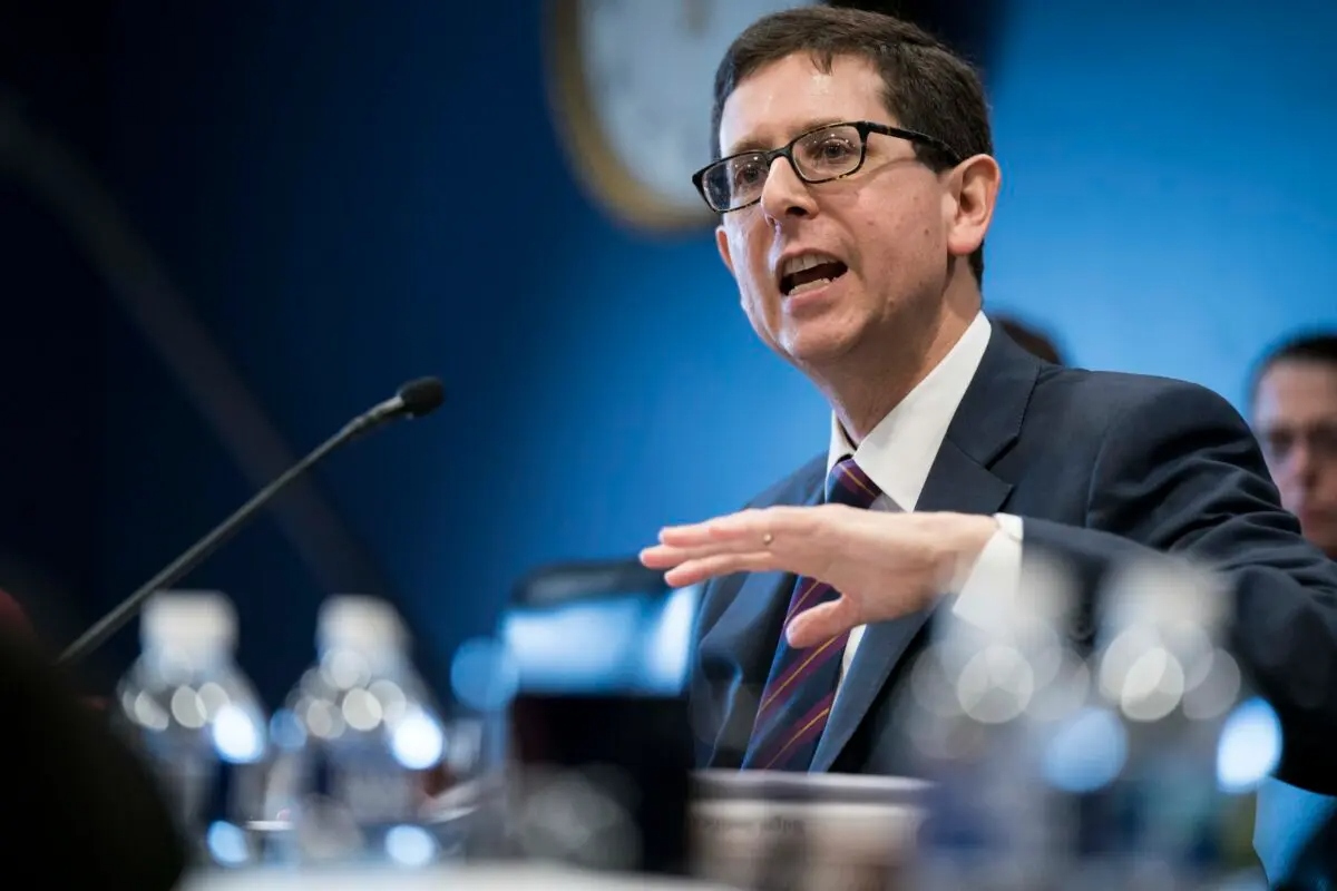 El director de la Oficina Presupuestaria del Congreso (CBO), Phillip Swagel, testifica ante el Subcomité Legislativo del Comité de Asignaciones de la Cámara de Representantes en Washington el 12 de febrero de 2020. (Sarah Silbiger/Getty Images)