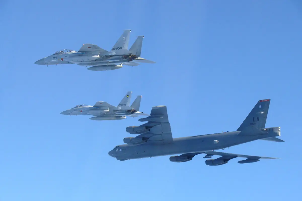 Los cazas F-15 del 6.º Ala Aérea de la Fuerza Aérea de Autodefensa de Japón realizan un ejercicio militar conjunto con el bombardero estadounidense B-52 sobre el mar de Japón, en esta fotografía tomada por la Fuerza Aérea de Autodefensa de Japón el 10 de diciembre de 2025. (Oficina del Estado Mayor Conjunto del Ministerio de Defensa de Japón/Fotografía facilitada por Reuters).