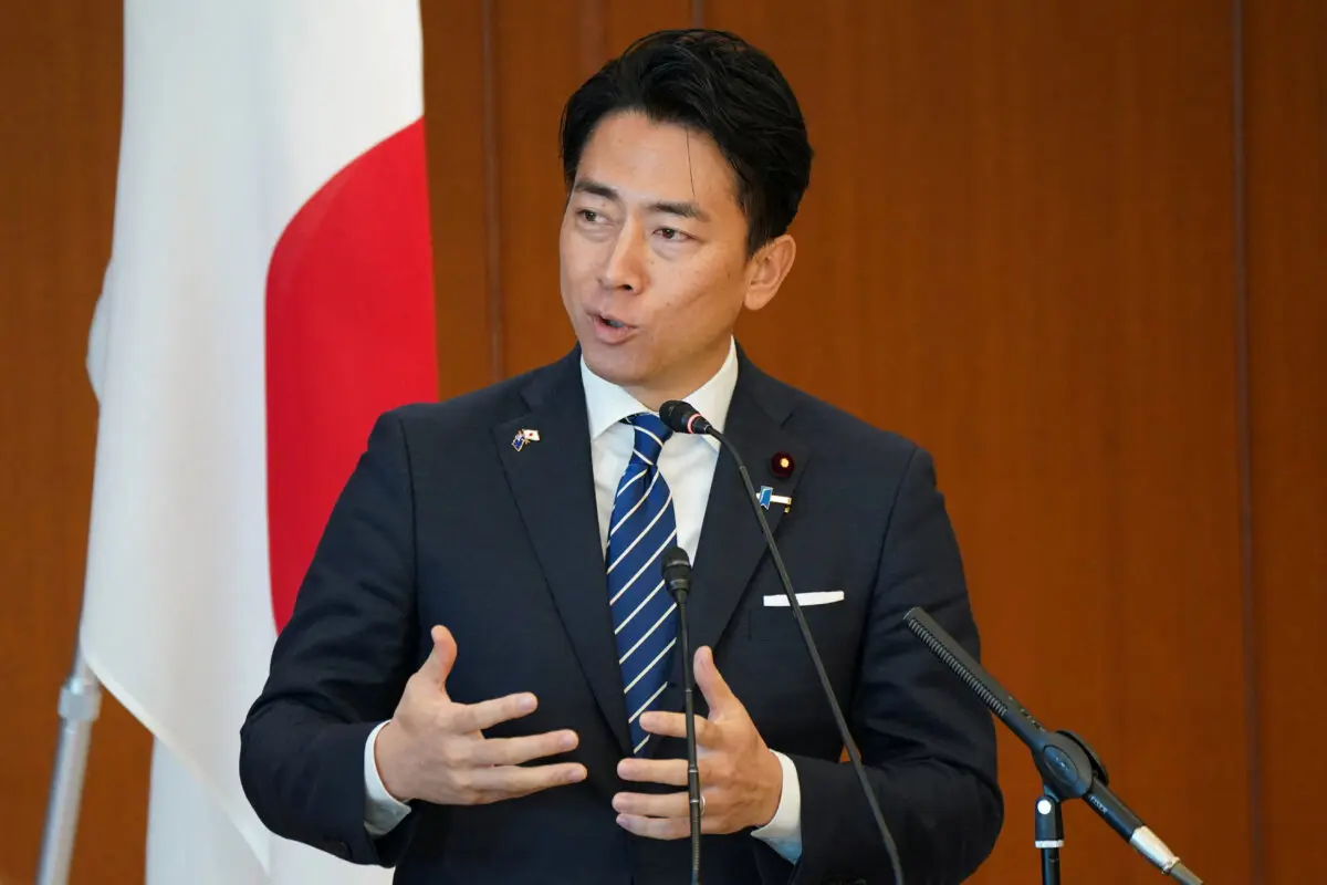 El ministro de Defensa japonés, Shinjiro Koizumi, habla durante una rueda de prensa en el Ministerio de Defensa en Tokio el 7 de diciembre de 2025. (Kazuhiro Nogi/Reuters).