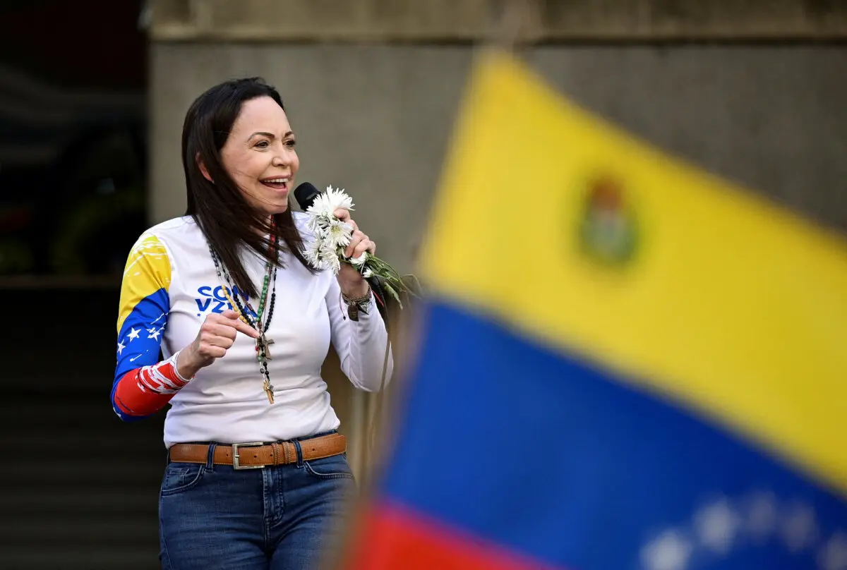 <em>La líder de la oposición venezolana María Corina Machado habla ante sus seguidores en una protesta previa a la toma de posesión del presidente Nicolás Maduro para su tercer mandato, en Caracas, Venezuela, el 9 de enero de 2025. (Gaby Oraa/Reuters)</em>