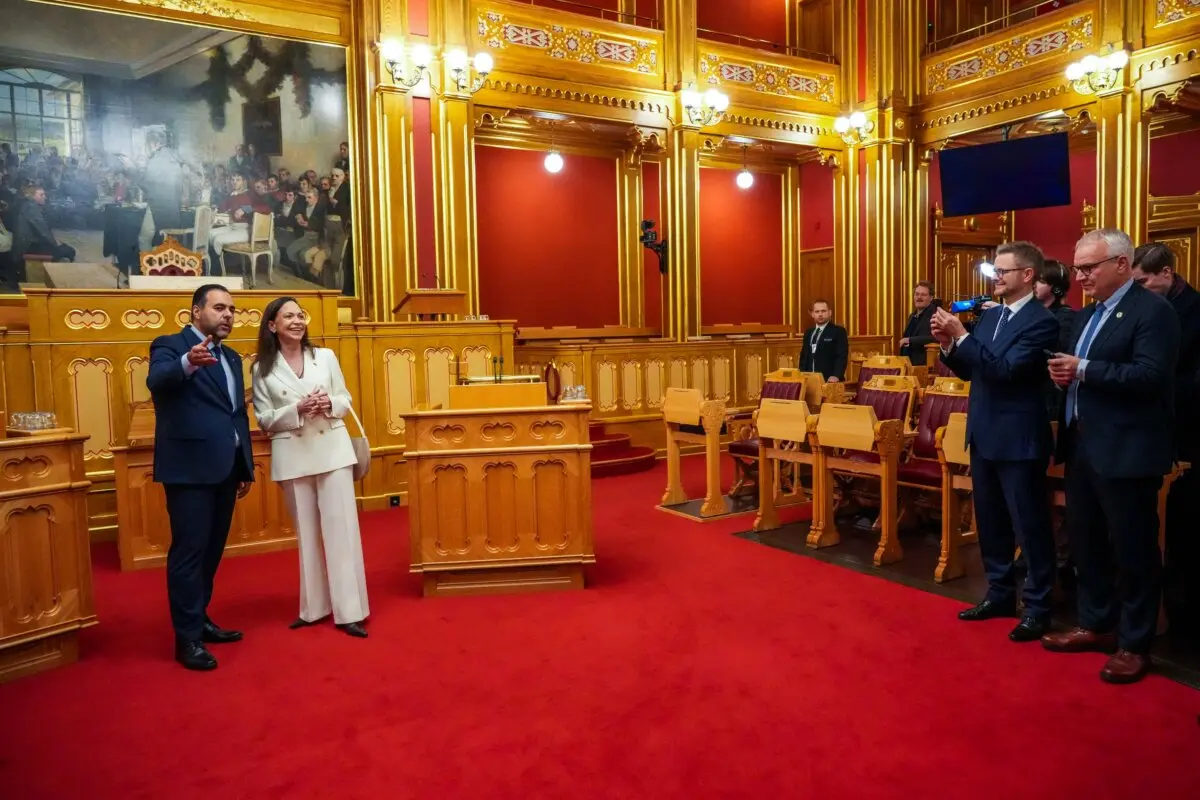 La ganadora del Premio Nobel de la Paz, María Corina Machado, visita el Storting con el presidente del Parlamento noruego (Storting), Masud Gharahkhani, en Oslo, el 11 de diciembre de 2025. (Ole Berg-Rusten/NTB/AFP a través de Getty Images)