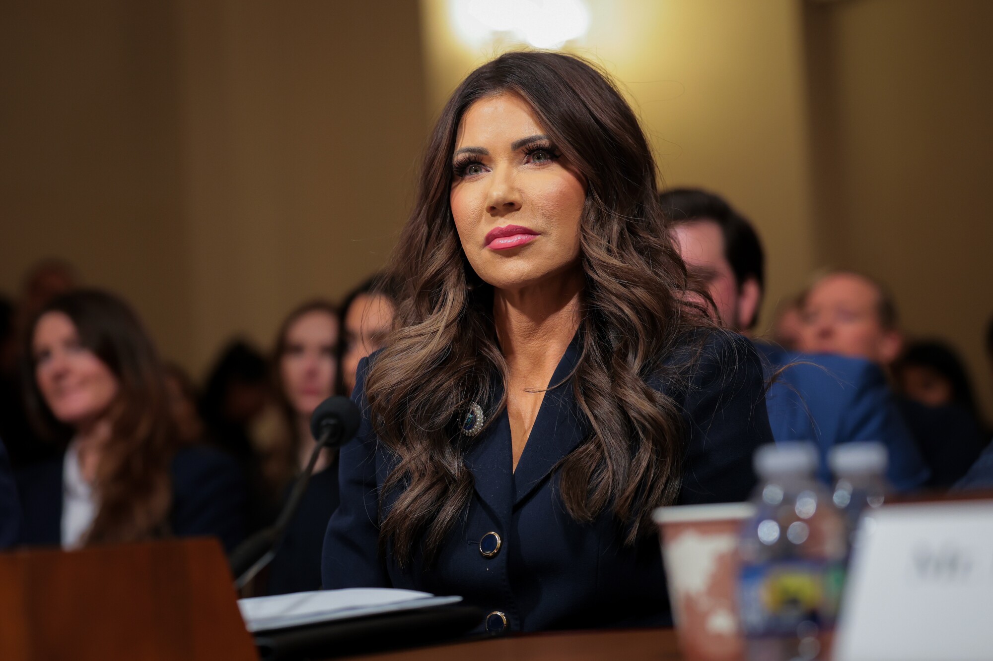 La secretaria de Seguridad Nacional de EE. UU., Kristi Noem, testifica ante el Comité de Seguridad Nacional de la Cámara de Representantes en el edificio Cannon House Office en Washington el 11 de diciembre de 2025. (Anna Moneymaker/Getty Images).