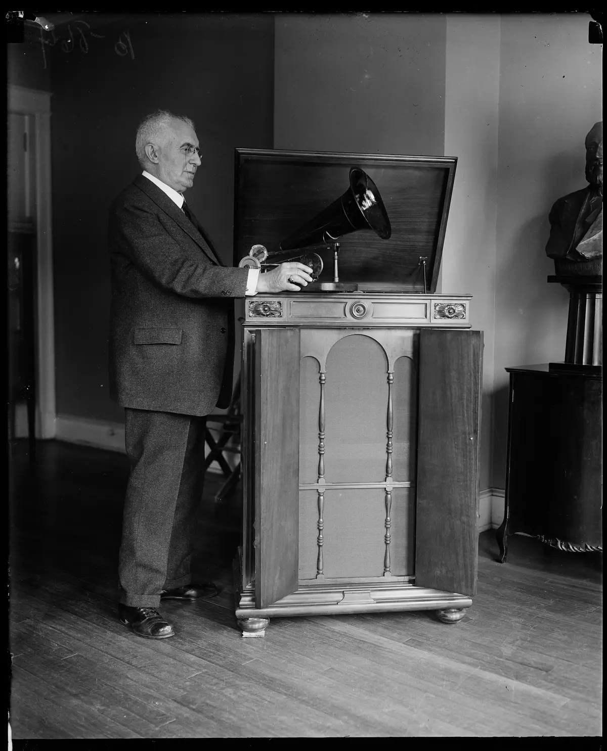 <em>Emile Berliner con un mueble para tocadiscos Victor Victrola y uno de sus primeros gramófonos, 1927. Biblioteca del Congreso. Dominio público.</em>