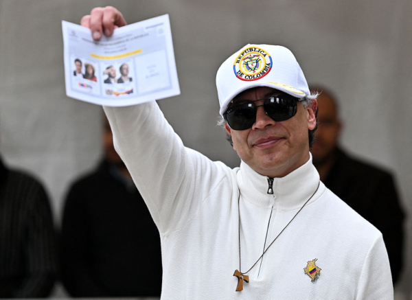 El presidente de Colombia, Gustavo Petro, muestra su papeleta mientras vota en un colegio electoral durante la segunda vuelta de las elecciones presidenciales en Bogotá, el 21 de junio de 2026. Los colombianos acuden a las urnas para elegir a un nuevo presidente entre un abogado de extrema derecha respaldado por la Casa Blanca y un senador de izquierda, en una elección que decidirá el futuro del tambaleante proceso de paz del país y las tensas relaciones con Washington. (Foto de Luis ACOSTA / AFP vía Getty Images)