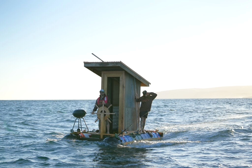 Constructor australiano arma una balsa con baño para ahorrar una millonaria tarifa