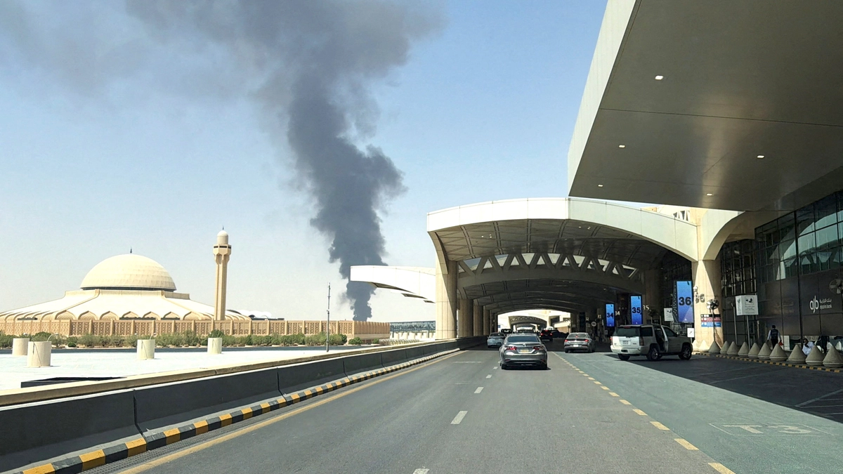 Explosiones y columnas de humo cerca del aeropuerto principal de Riad tras ataque hutí